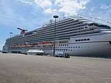 In Olbia lag das Riesenkreuzfahrtschiff "Carnival Breeze" vor Anker. Dies knnte in etwa die Grsse sein von der gekenterten "Costa Concordia".